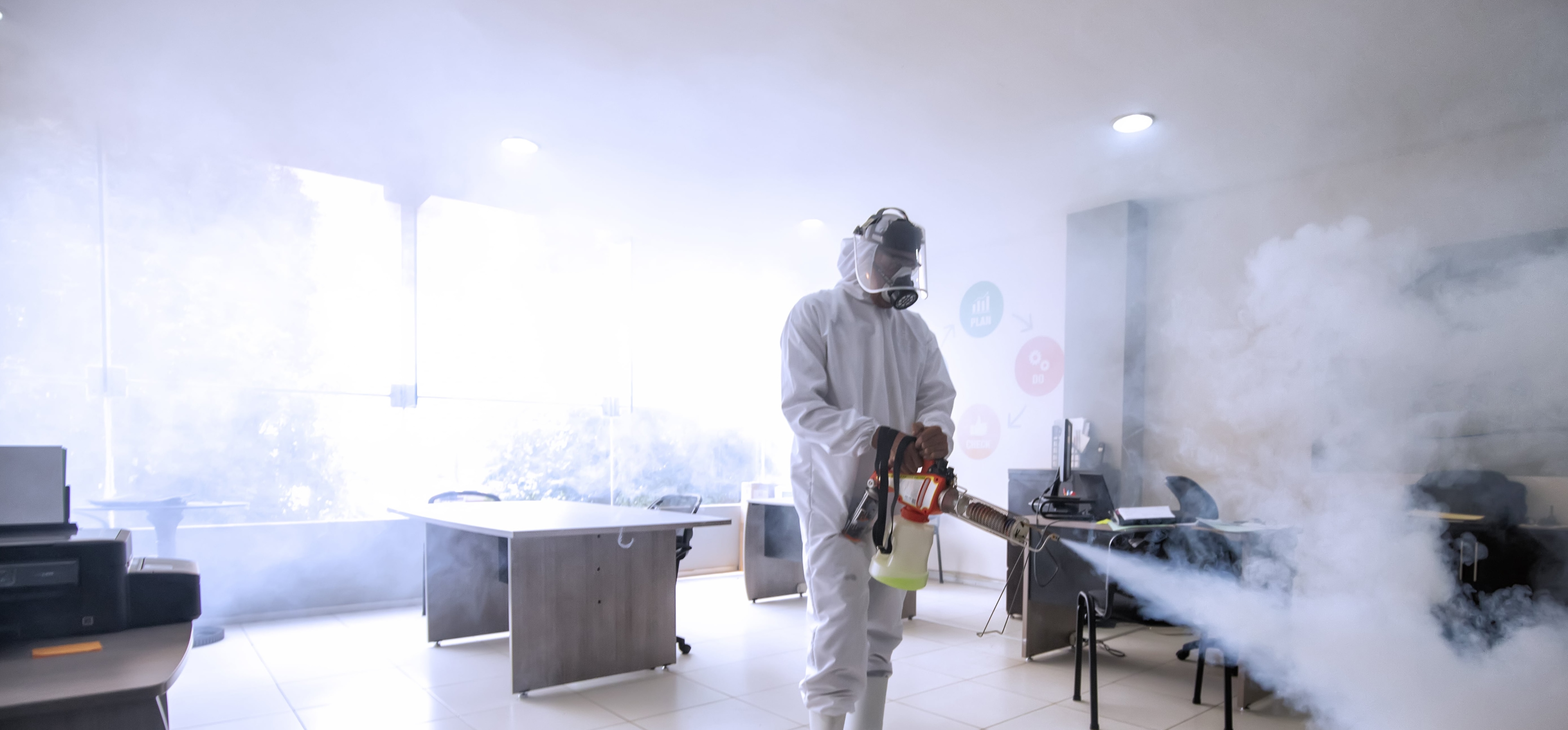 Professionelle Kaltvernebelung - Experte in Schutzkleidung bei der Raumdesinfektion mit modernster Vernebelungstechnik